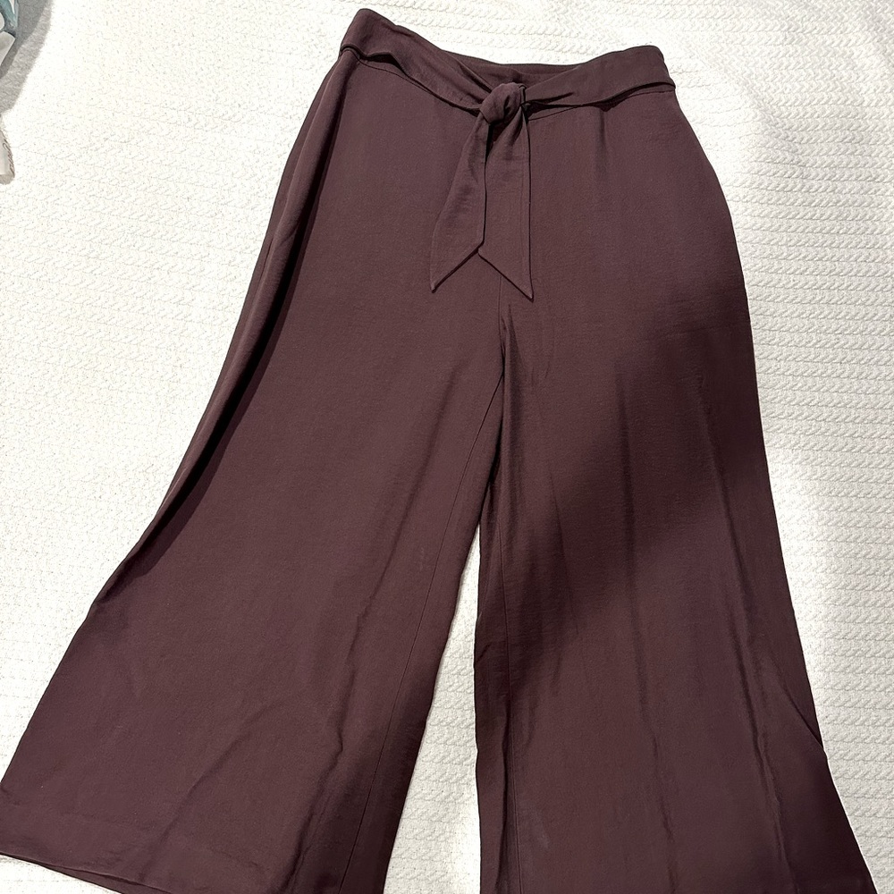 Leith cropped gaucho style pant with built in tie belt size S in Merlot